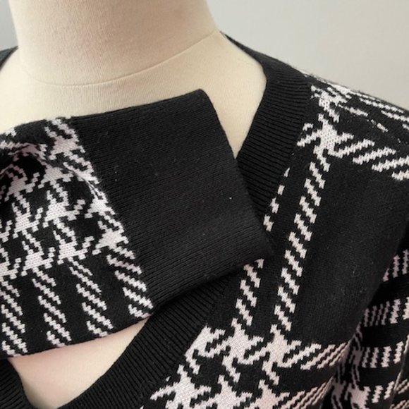 Cropped Black and White Sweater (Lightweight) - Picture 2 of 3